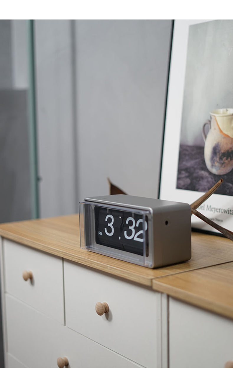 Elegant Retro Auto Flip Desk Clock